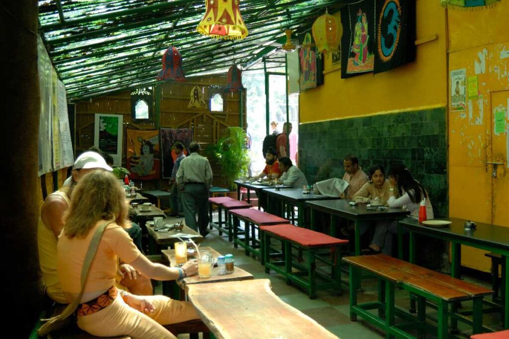 Hidden food joints in Pune offering authentic local flavors—misal pav, wada pav, sabudana khichdi, and street snacks at Vaidya Upahar Gruha, Manohar Fast Food, Kata Kirr, Mahadev Patiswala, and Joshi Wadewale.